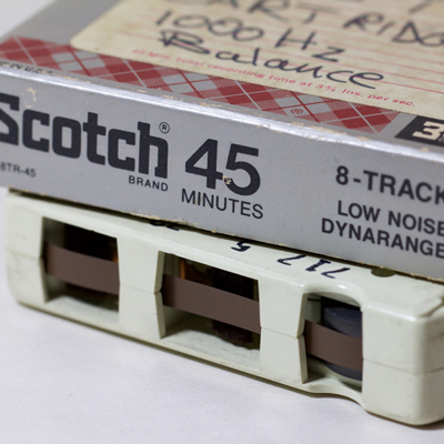end view of cartridge showing brown magnetic tape, with part of silver-coloured cardboard tape box, labelled Scotch 45 Low Noise 'Dynarange'
